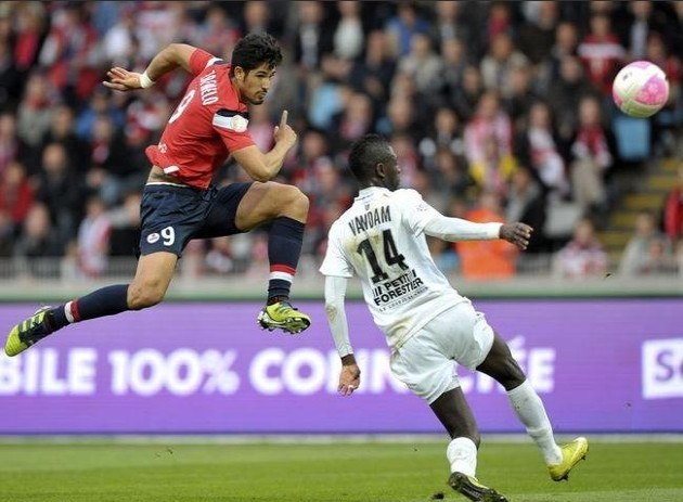 包含卡昂队在最新比赛中击败对手，取得宝贵分的词条