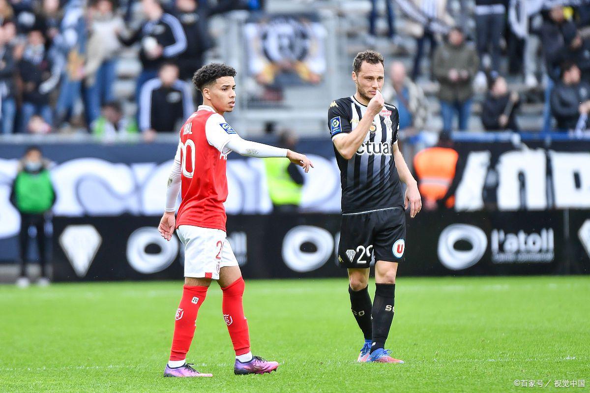 包含卡昂队在最新比赛中击败对手，取得宝贵分的词条