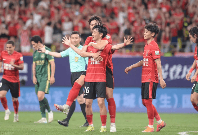 关于国内足球赛事火爆进行，球队实力逐步凸显的信息