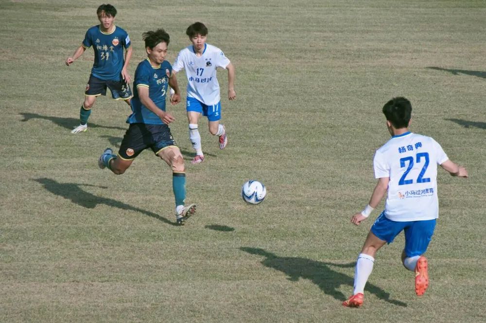 足球比赛激情四射，观众热情高涨欢呼不断的简单介绍