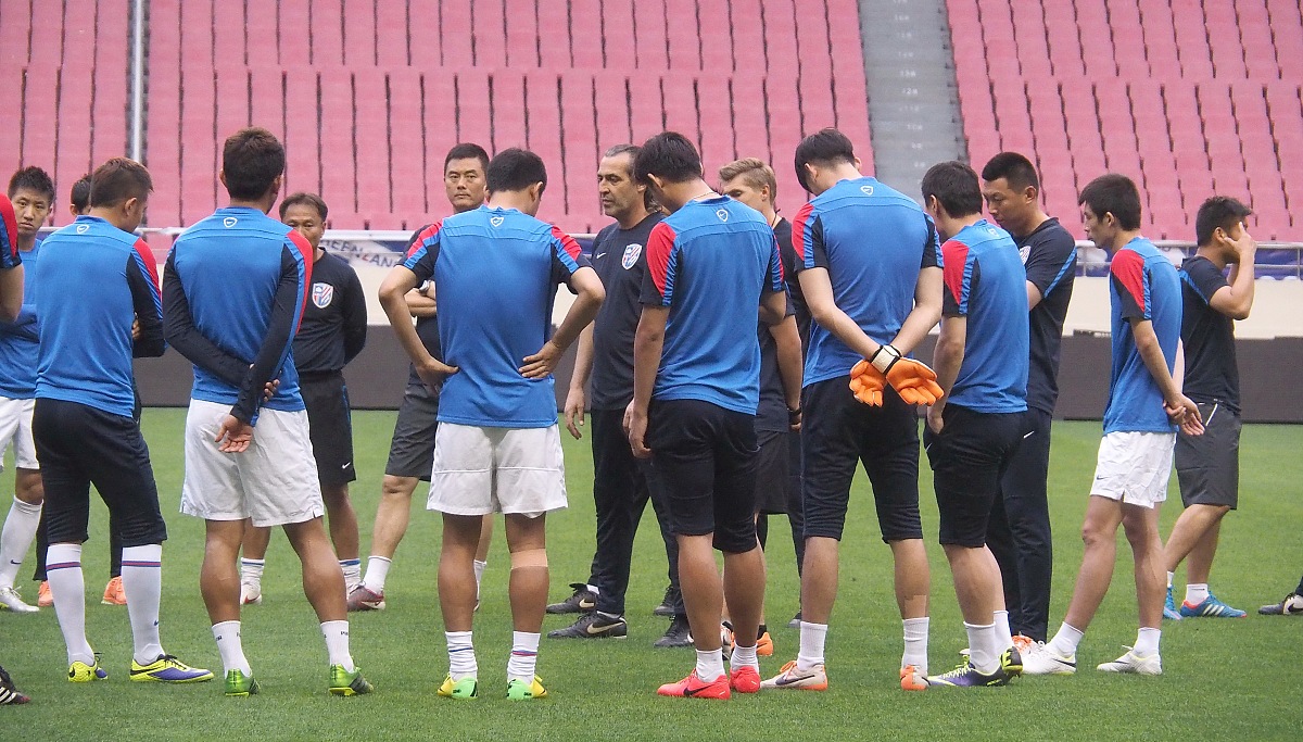 球员们备战比赛，展现精湛球技