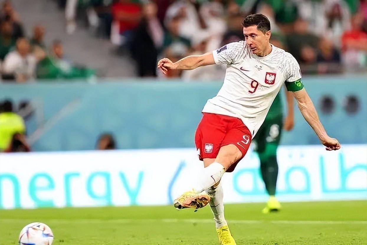 包含尤文横扫阿根廷，莱万统治全场的词条