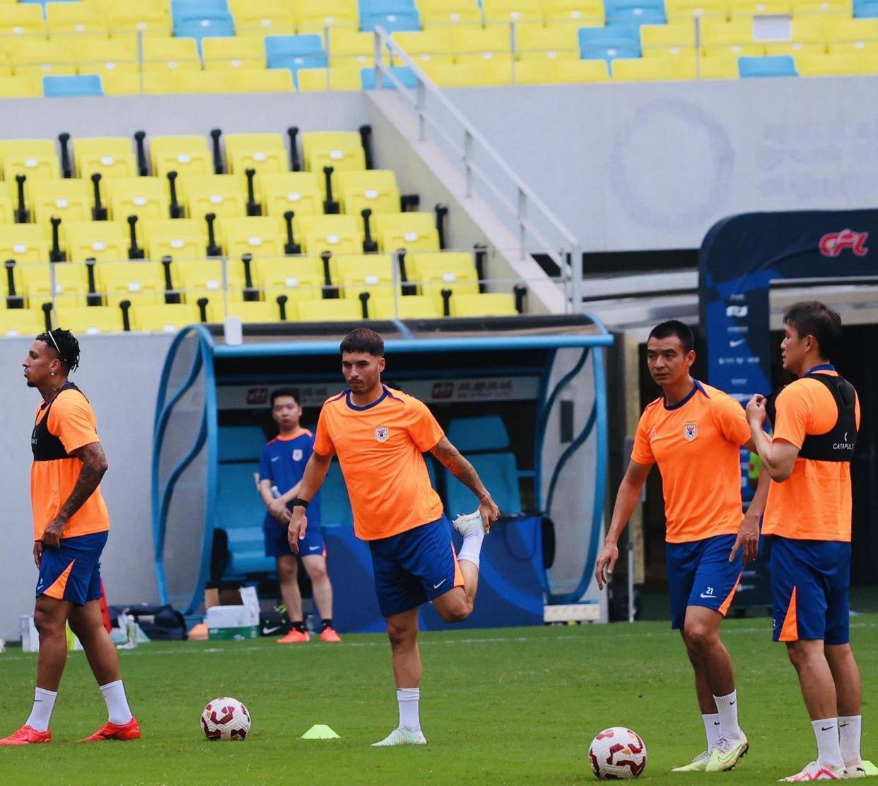 球队主帅临危受命，带领球队获胜