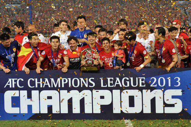 亚冠赛场上一支球队闪耀夺冠