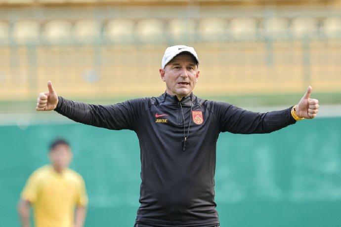 阿联酋球员出征亚洲杯赛事，备战小组赛