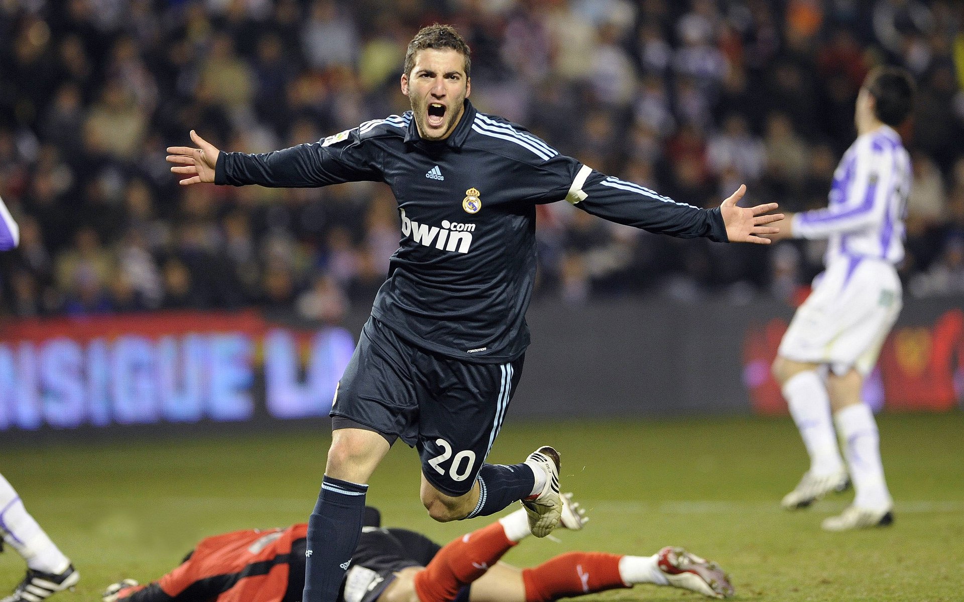 总决赛之夜，基米希点燃赛场，当足球巨星跨界见证篮球传奇