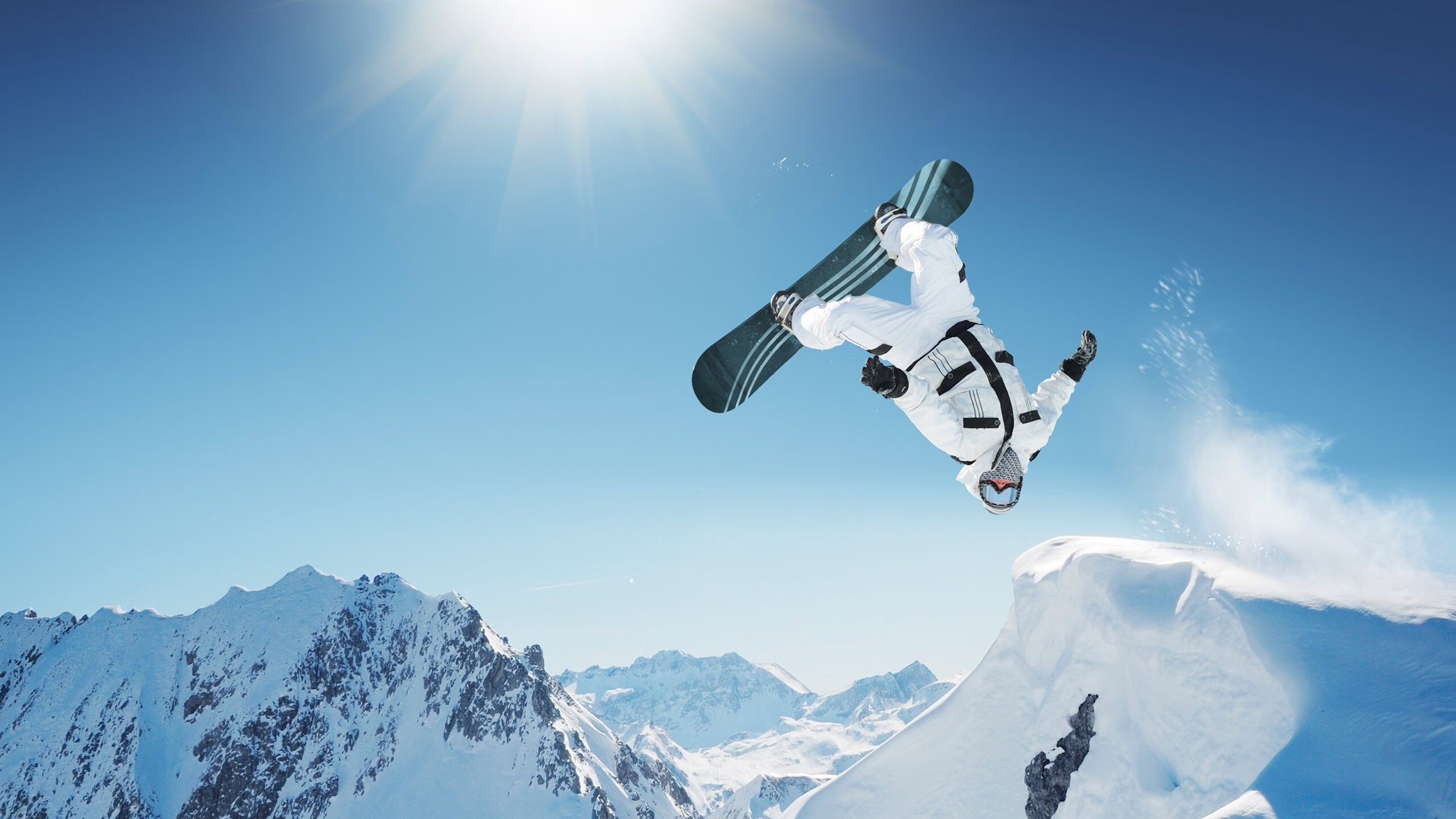 红牛车队碾压阿斯顿马丁，塞恩斯带队取胜，一场策略与技术的完胜